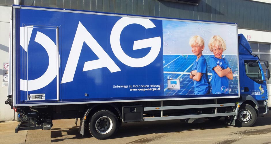 Koffer-LKW von ÖAG: Beschriftete Folie macht das Fahrzeug zum mobilen Werbeträger. Effektive Möglichkeit, um das Unternehmen auf der Straße zu präsentieren.