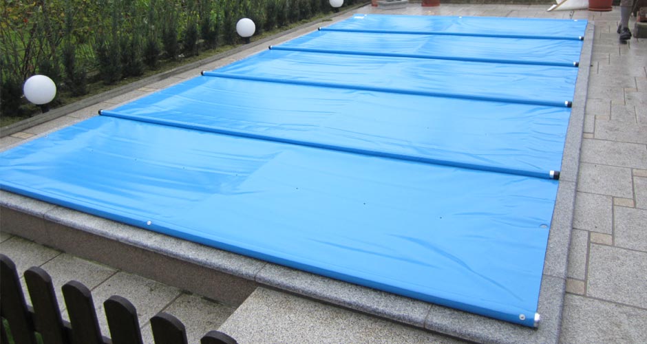 Pool-Rollplane mit Alu-Streben: Effektiver Schutz vor Witterung und Schmutz. Verlängert die Lebensdauer des Pools und vereinfacht die Reinigung.