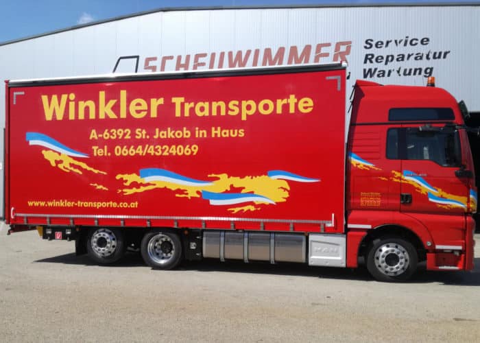 LKW-Aufbau von Scheuwimmer: Beschriftet durch Schablonenfolie macht das Fahrzeug zum mobilen Werbeträger. Effektive Möglichkeit, um das Transportunternehmen Winkler zu bewerben.