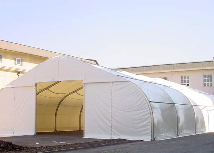 Die Rundbogenhalle ist ein vielseitiges Zelt für Veranstaltungen und Lagerung. Robuste Konstruktion, wetterfestes Material und ein Dach aus Plane bieten Schutz vor Witterungseinflüssen. Ideal für temporäre Events.