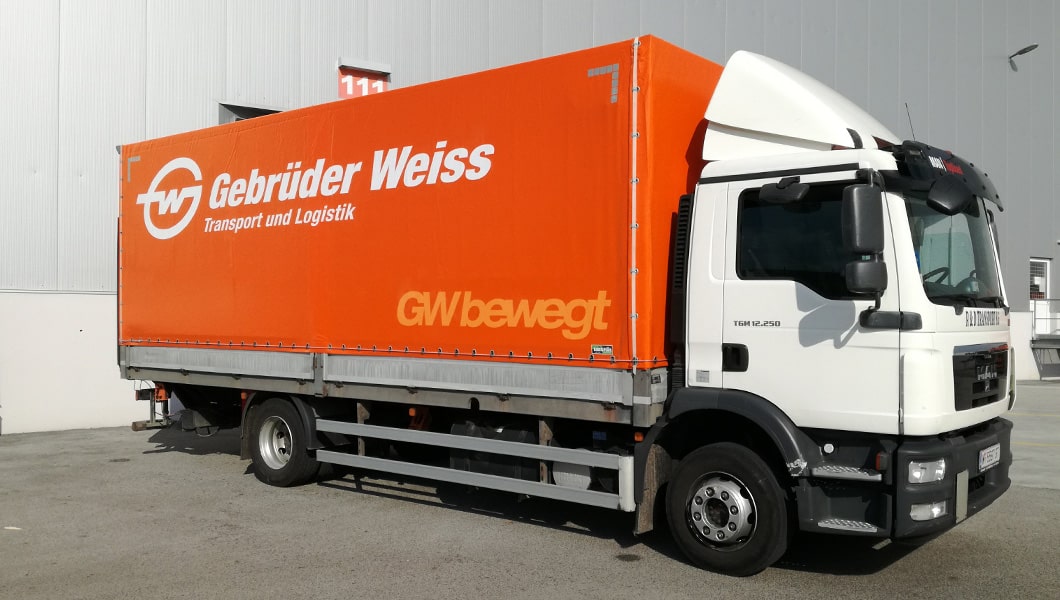 Das Bild zeigt einen MAN LKW der Firma Gebrüder Weiß. Als große europäische Spedition bietet das Unternehmen mit diesem Transporter eine zuverlässige und effiziente Möglichkeit, Güter sicher von A nach B zu transportieren.