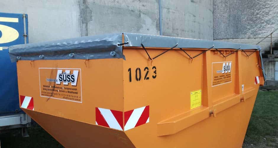 Abschüttcontainer mit Plane: Effektives Transportmittel für das schnelle Entladen von Schüttgütern. Die Plane schützt das Gut vor Witterungseinflüssen und ermöglicht eine einfache Reinigung des Containers.
