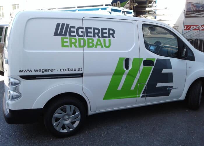 Ein VW-Caddy, der mit Folienbeschriftungen der Firma Wegerer Erdbau dekoriert ist.