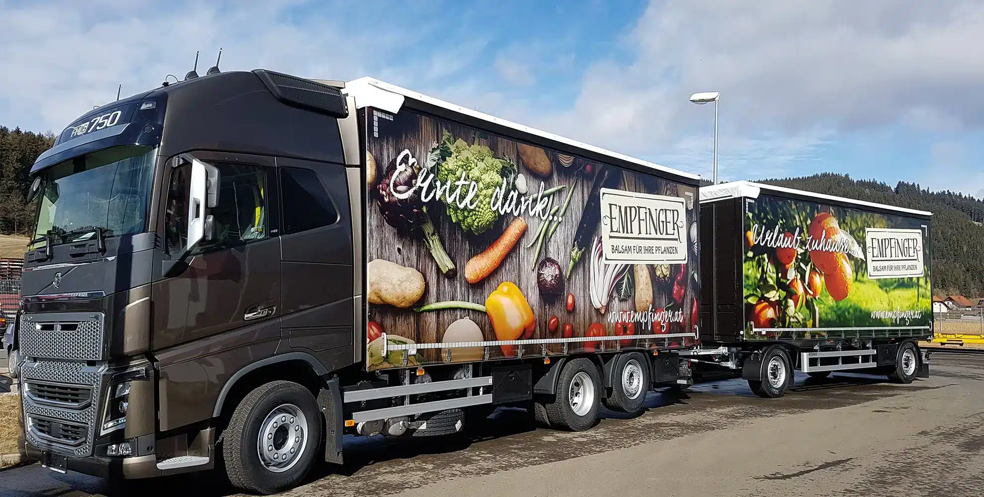Das Bild zeigt einen Ressenig Sattelzug der Firma Empfinger, einem Unternehmen, das sich auf die Produktion von Erde und Rindenmulch für Pflanzen spezialisiert hat. Der Sattelzug ist bereit, die hochwertigen Produkte sicher und zuverlässig zu ihren Bestimmungsorten zu transportieren.