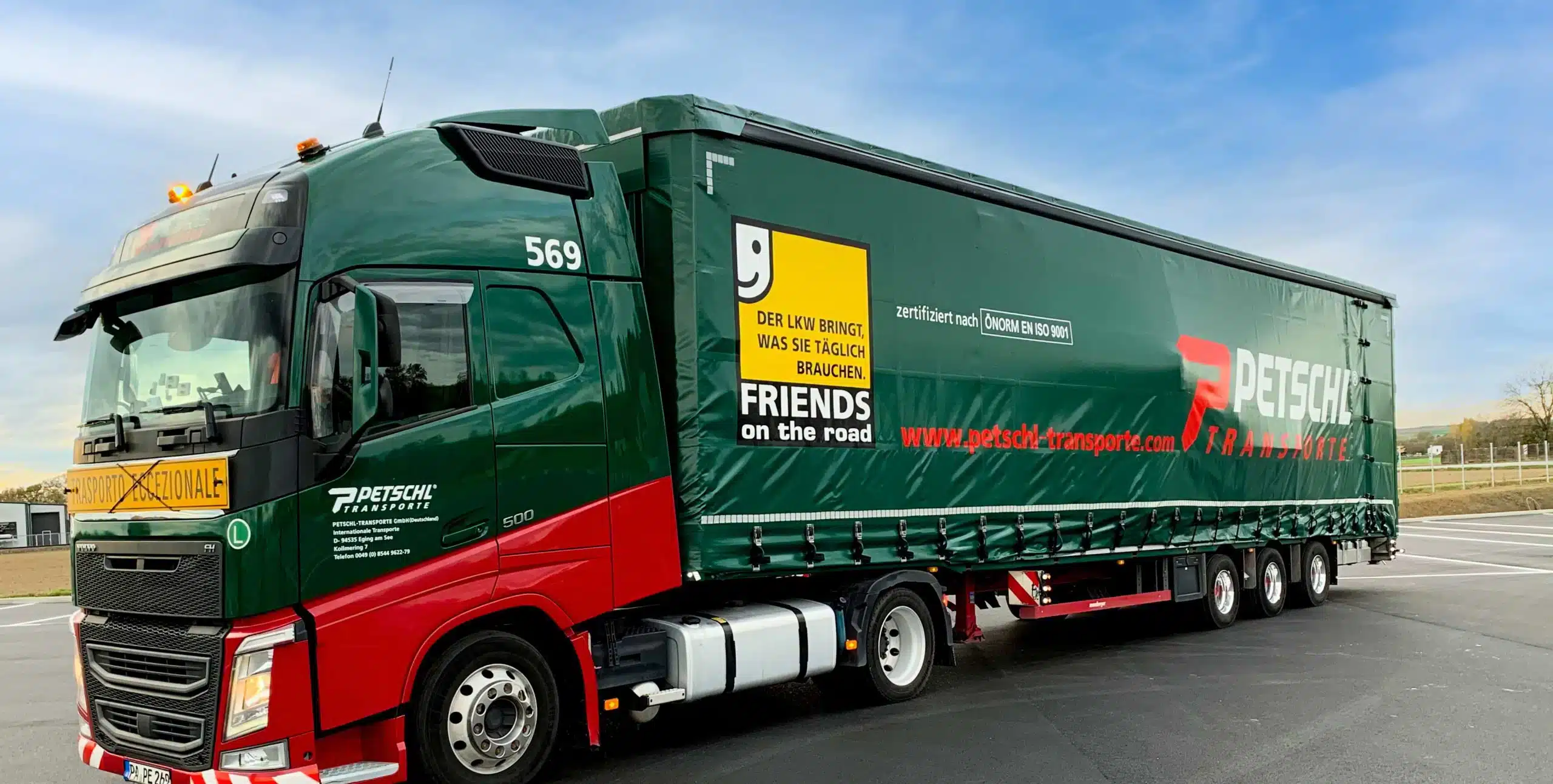 Das Bild zeigt einen Sattelauflieger der Firma Petschl Transporte mit einer Schiebeplane, die für den Transport von Überbreiten Gütern geeignet ist. Die Plane lässt sich seitlich verschieben, um eine einfache Beladung und Entladung zu gewährleisten. Petschl Transporte bietet mit dieser Lösung eine sichere und effiziente Möglichkeit für den Transport von sperrigen Frachtgütern.